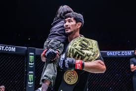 登山神器试过吗？智能汽车里玩《黑神话·悟空》？“人工智能+消费”爆款多！